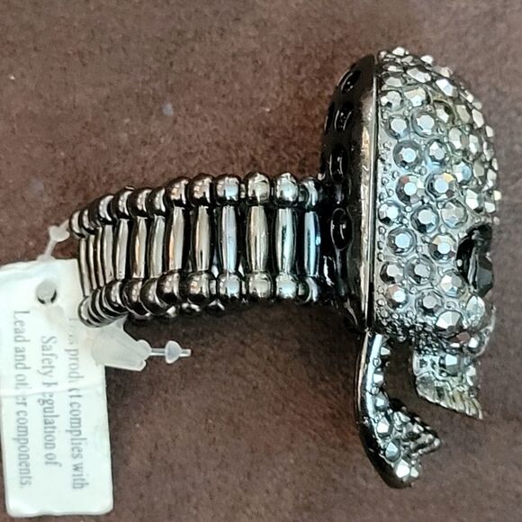 Skull Ring With Movable Jaw - Picture 3 of 4